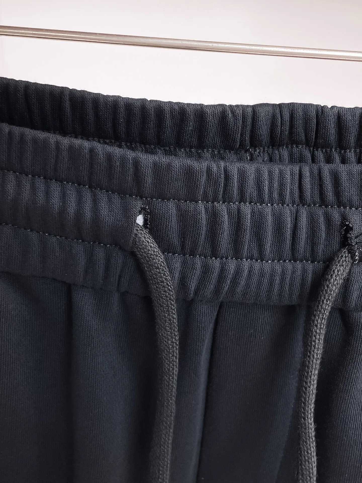 The Queen Mother's three-standard complete 2026 summer New Arrival men's casual shorts, advanced custom-made fabric Breathable fabric, Breathable elasticity and comfort, impeccable details, top-grade accessories, original logo design concept, delicate and soft feel! The upper body fit is awesome! Size: M-XXXL Please state your height and weight when ordering